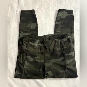 Athleta Camo Contender 7/8 Tight Leggings Size Small